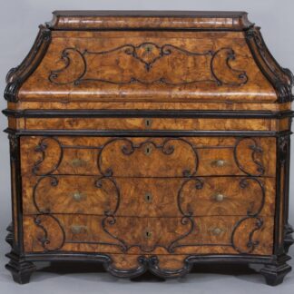 Bureau antico in legno intarsiato