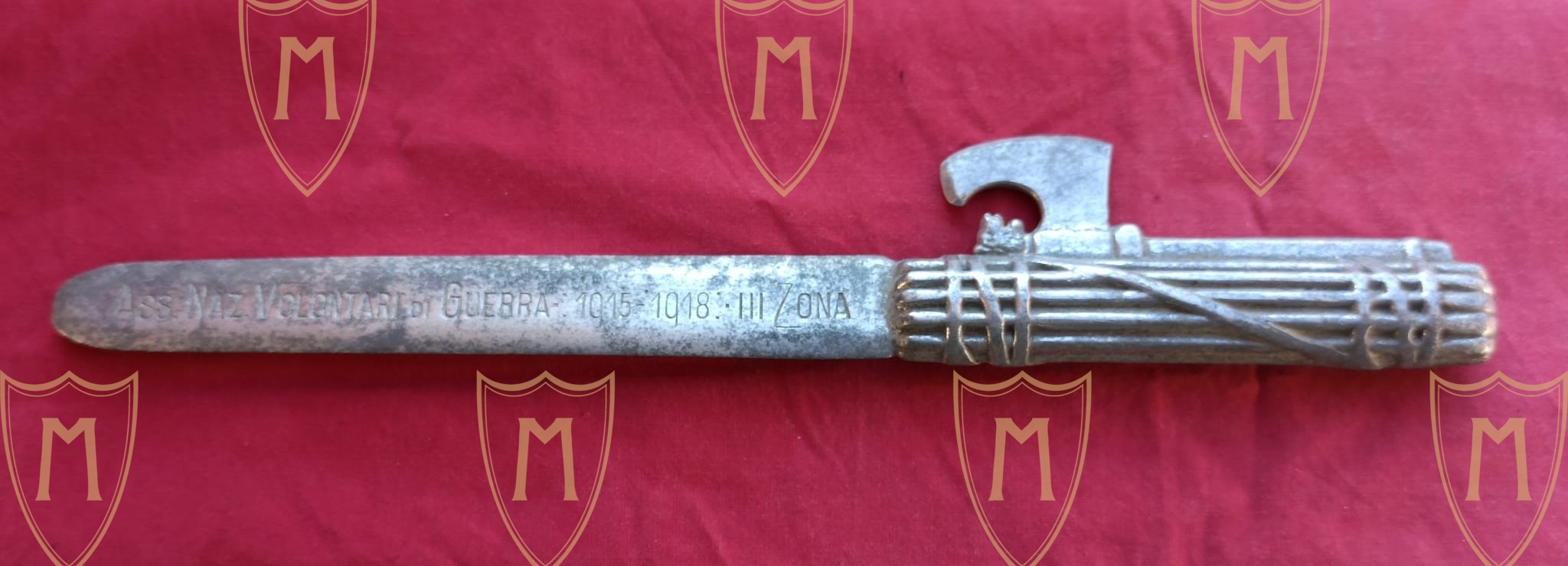 TAGLIACARTE INCISO IN ALLUMINIO ANNI 30 VOLONTARI DI GUERRA